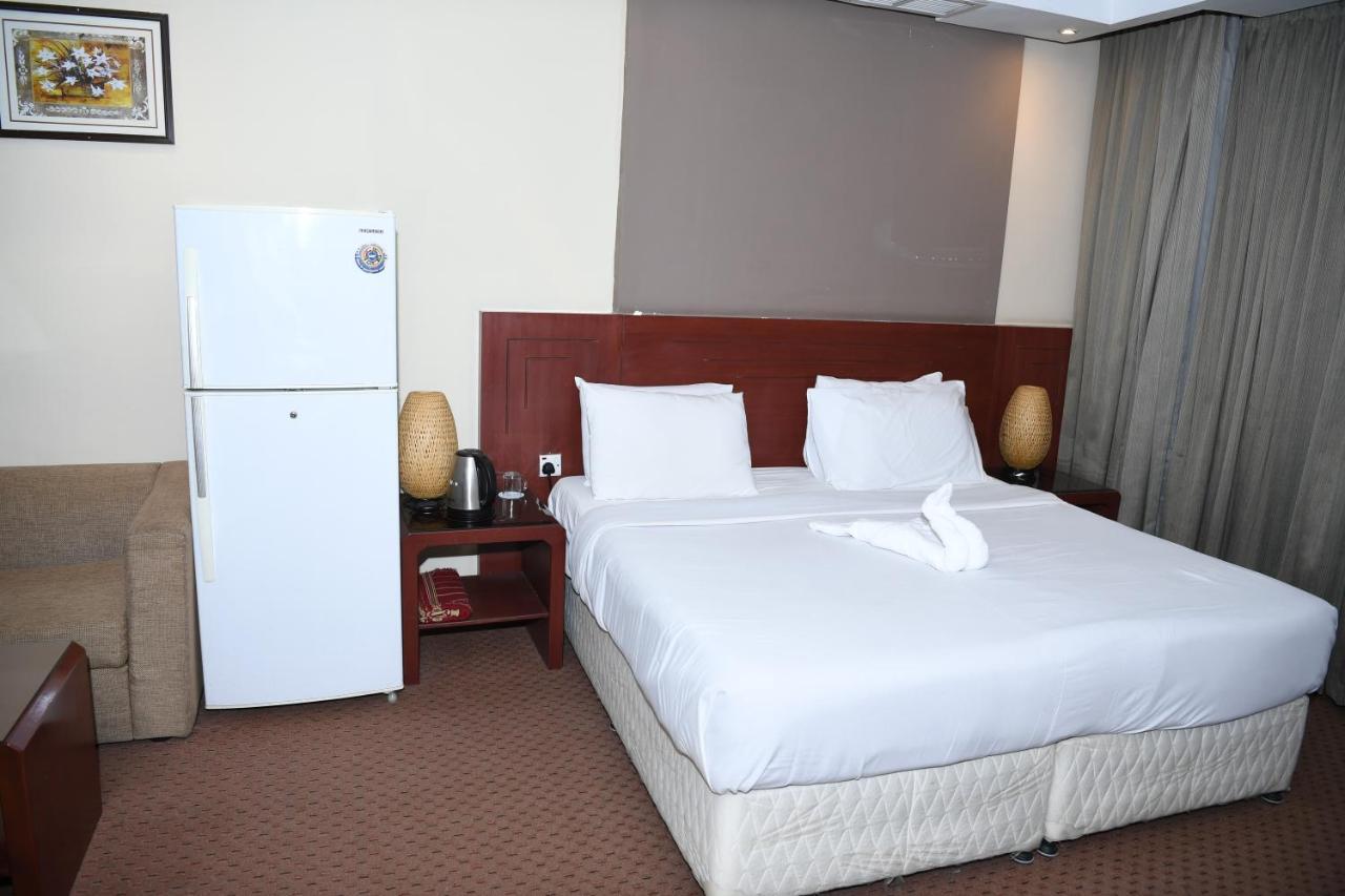 Continental Suite Farwaniya Kuwait City Exteriör bild