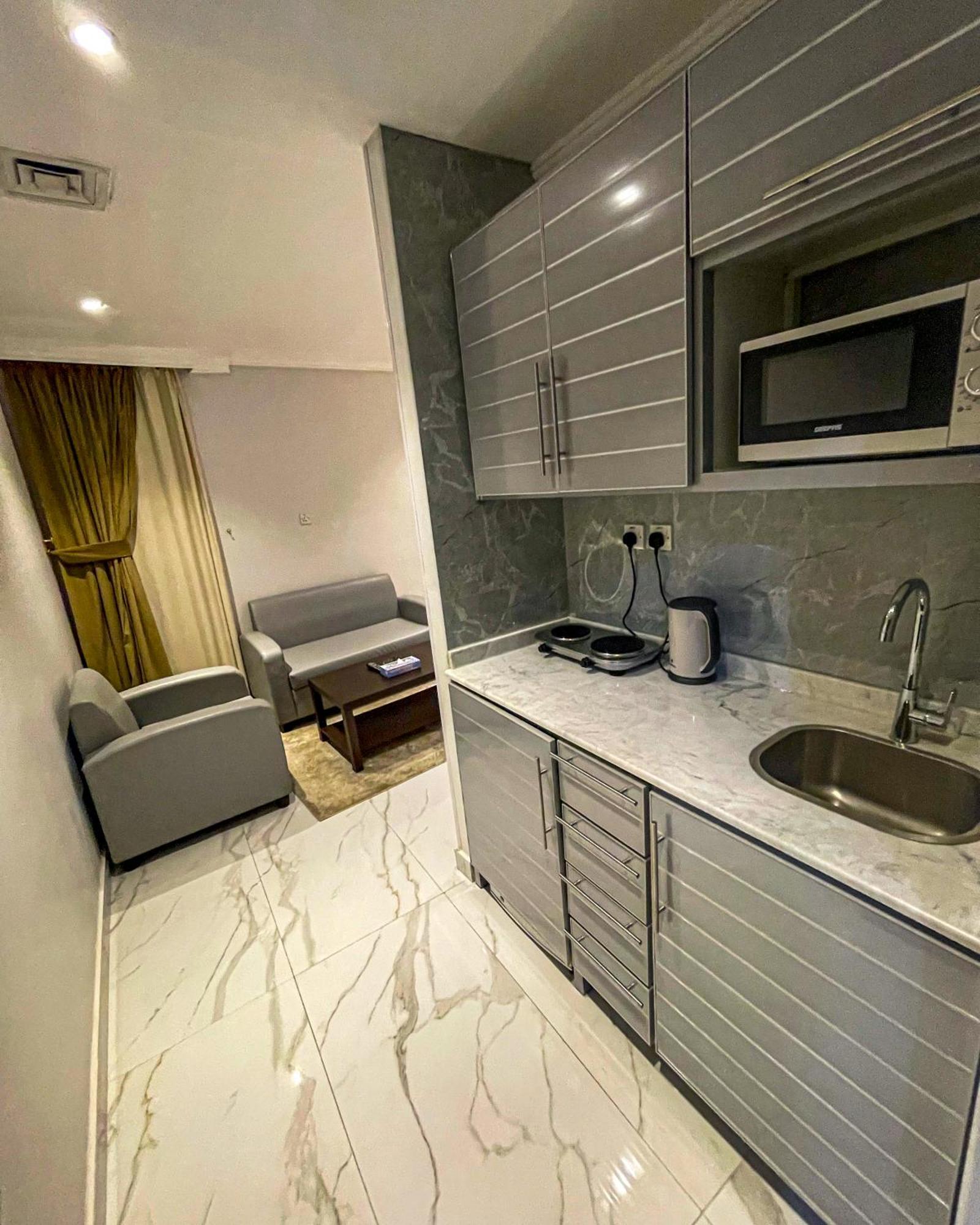 Continental Suite Farwaniya Kuwait City Exteriör bild