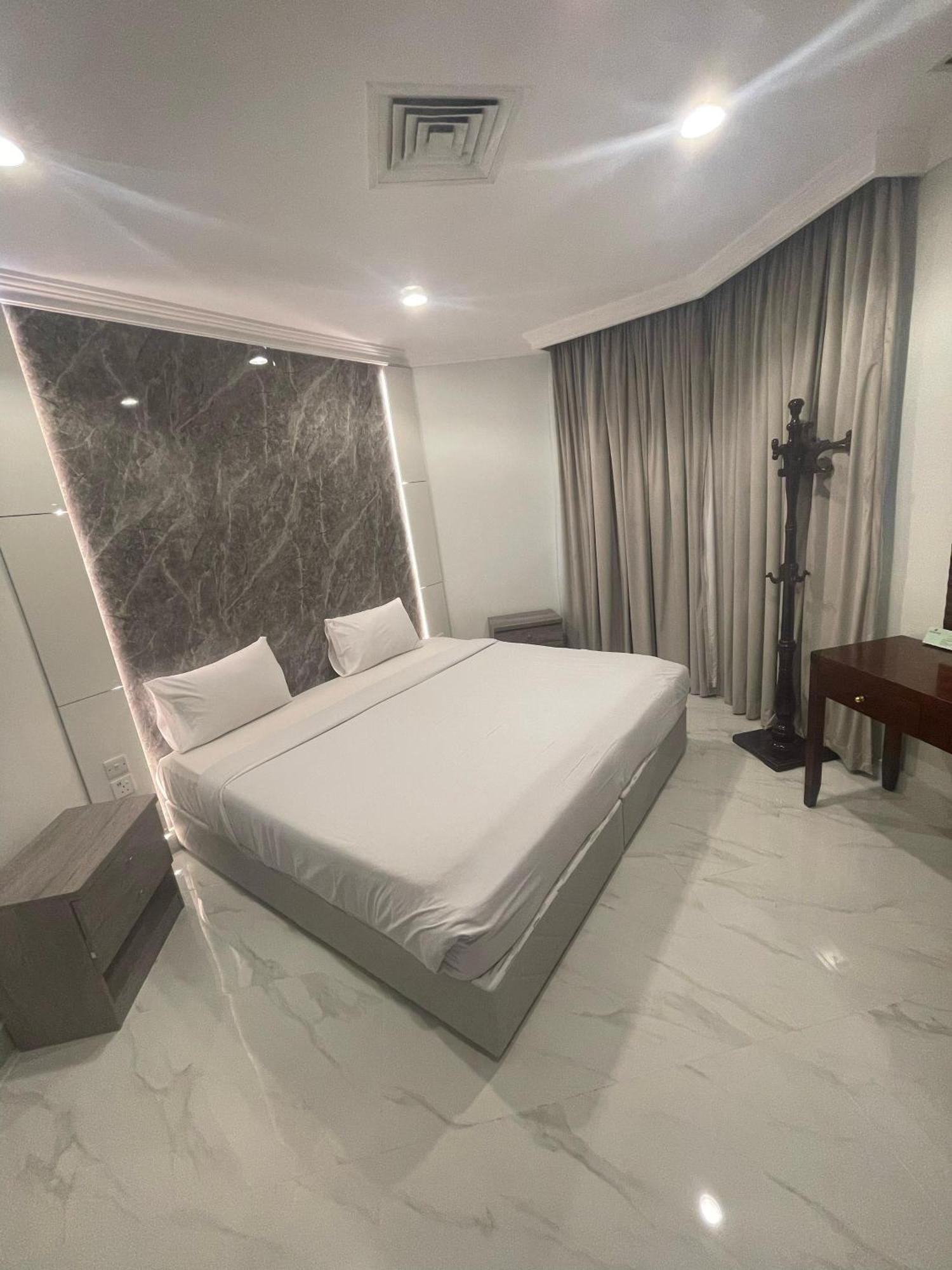 Continental Suite Farwaniya Kuwait City Exteriör bild