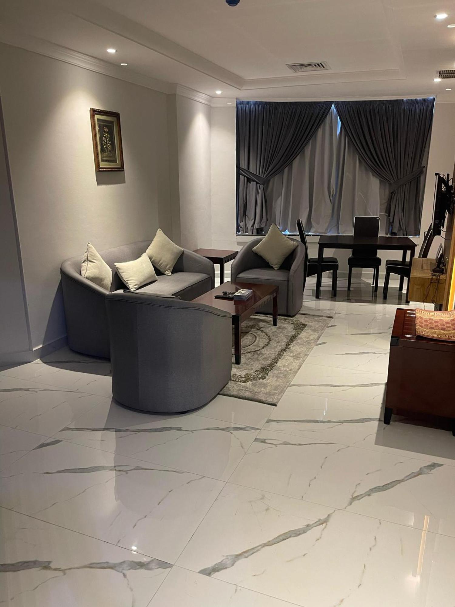 Continental Suite Farwaniya Kuwait City Exteriör bild