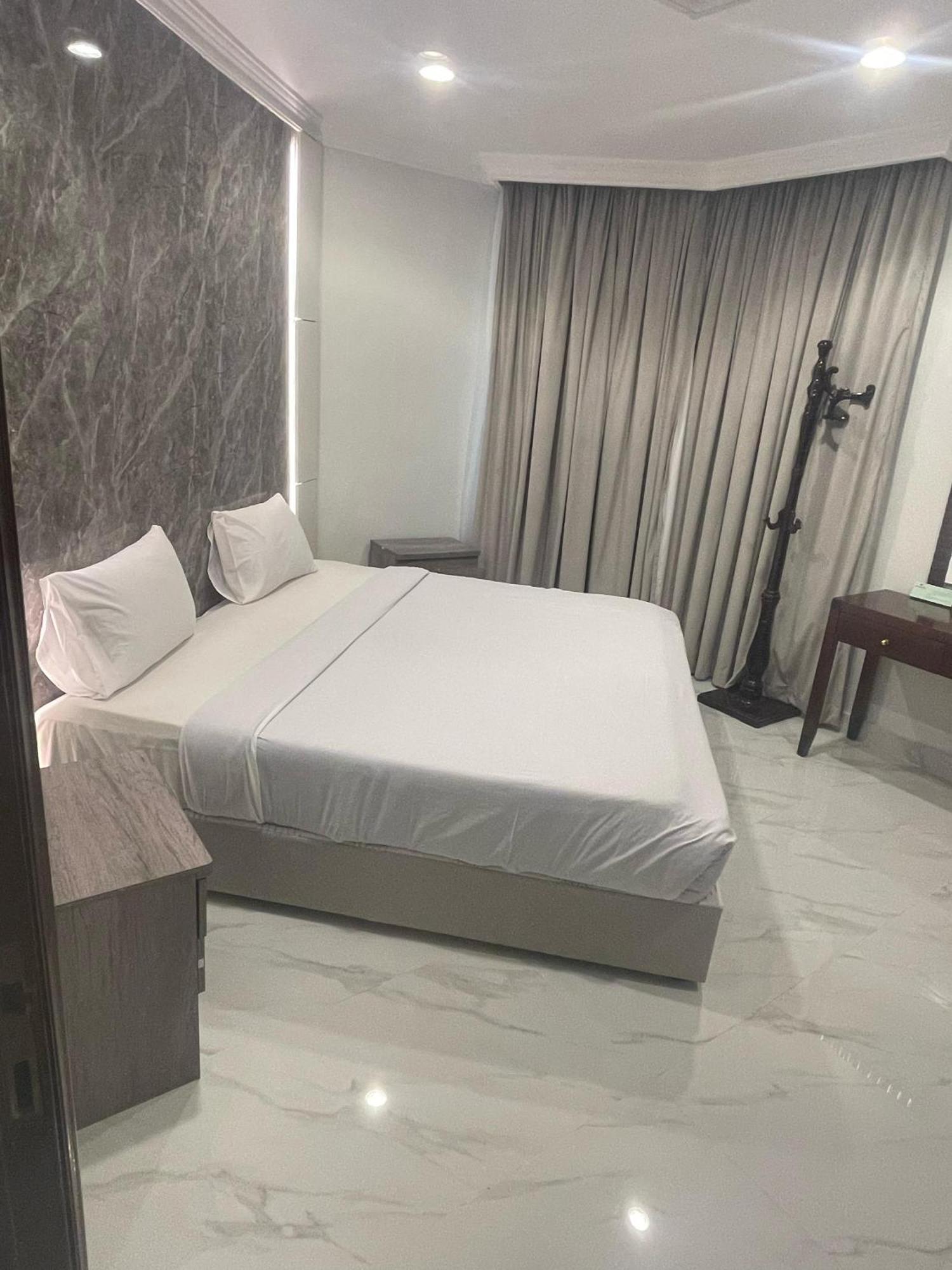 Continental Suite Farwaniya Kuwait City Exteriör bild