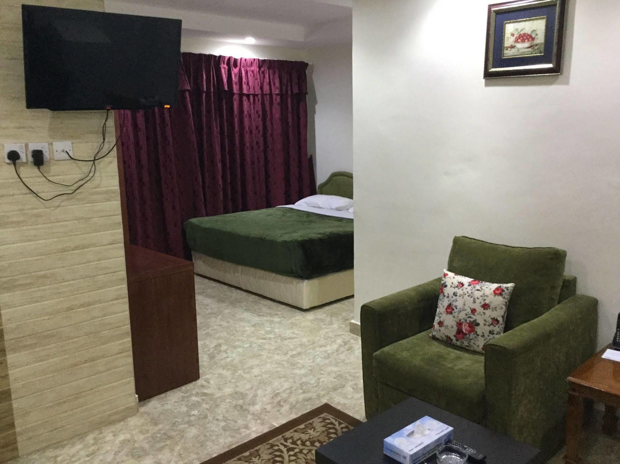 Continental Suite Farwaniya Kuwait City Exteriör bild