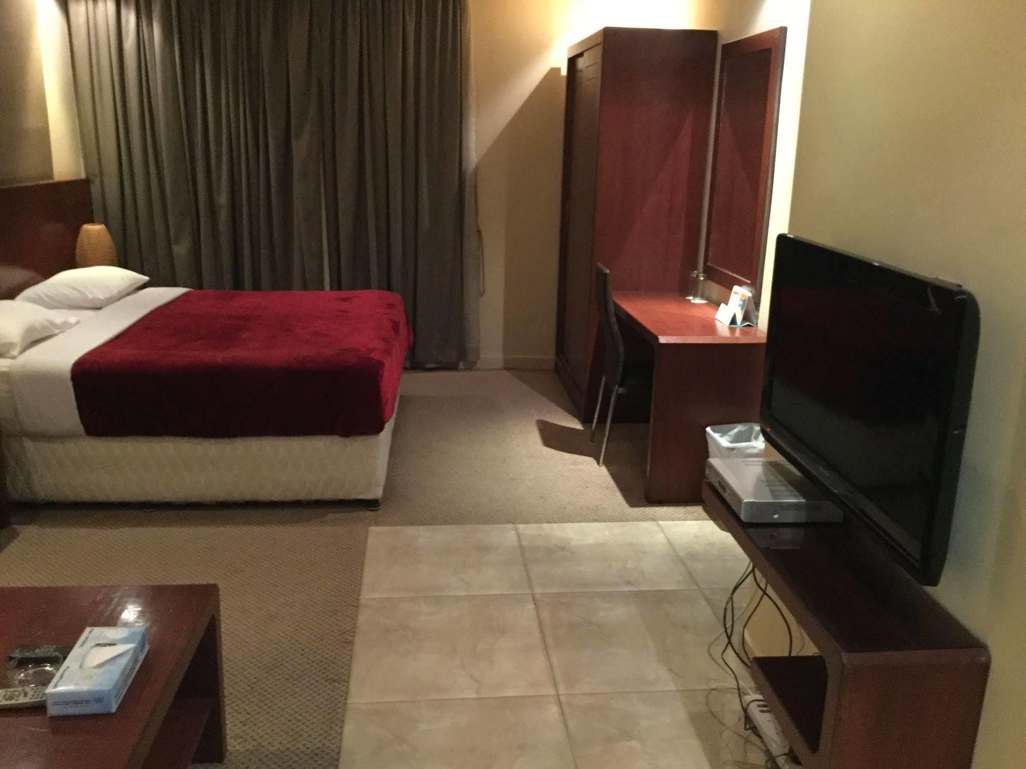 Continental Suite Farwaniya Kuwait City Exteriör bild