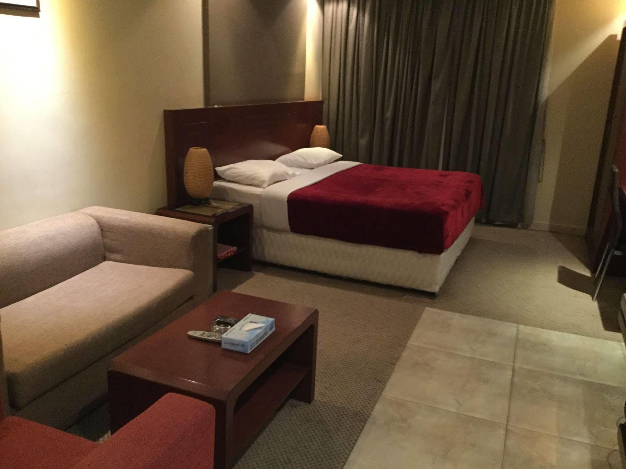 Continental Suite Farwaniya Kuwait City Exteriör bild